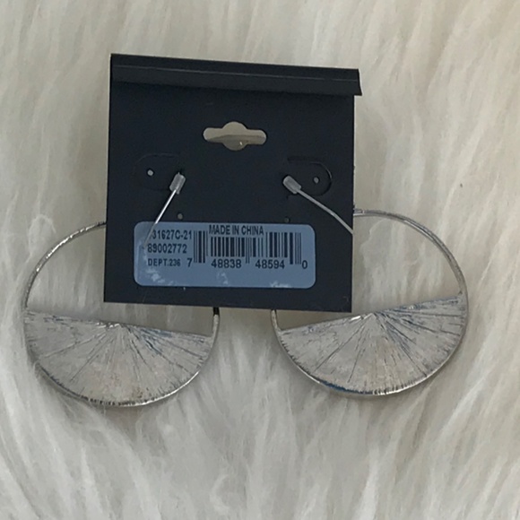 NWT Guess Silver Tone Hoop Earrings With Silver Cursive Logo On Blue Background - Picture 5 of 11